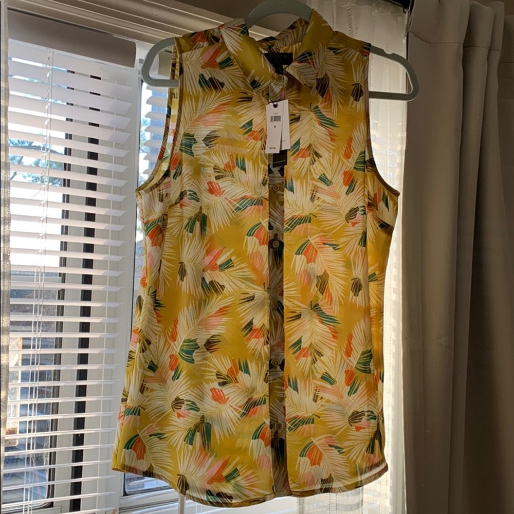 NWT BR fun print button down collar blouse 🌴 🌺🌿